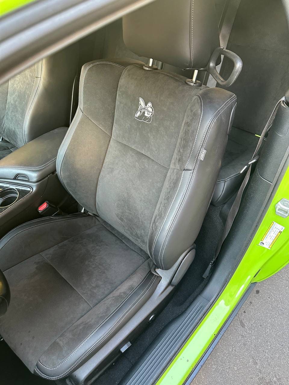 Dodge Challenger кресло